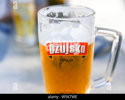 Lokale Bier serviert in einem Restaurant in Brela an der Makarska Riviera. Ozujsko ist das beliebteste Bier in Kroatien. Stockfoto