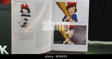 Model Fifi Anicah Art Exhibition, London, Großbritannien, 29. Juli 2019. Quelle: Alamy News Stockfoto
