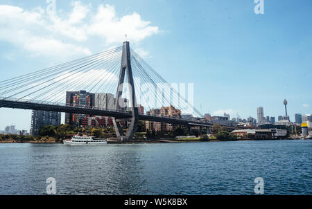 Anzac Bridge in Sydney spanning Johnstons Bay zwischen Pyrmont und Glebe. Von Glebe mit dem Sydney CBD im Hintergrund. Stockfoto