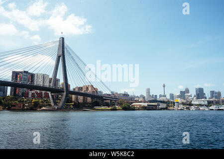 Anzac Bridge in Sydney spanning Johnstons Bay zwischen Pyrmont und Glebe. Von Glebe mit dem Sydney CBD im Hintergrund. Stockfoto