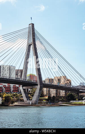 Anzac Bridge in Sydney spanning Johnstons Bay zwischen Pyrmont und Glebe. Von Glebe mit dem Sydney CBD im Hintergrund. Stockfoto