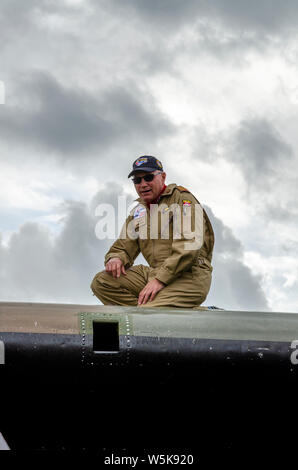 Canadian Warplane Heritage Museum Avro Lancaster FM213, bekannt als Mynarski Lancaster. Randy Straughan auf dem Flügel Stockfoto