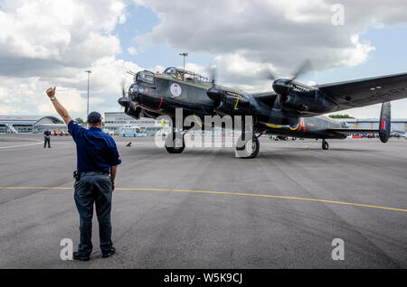 Canadian Warplane Heritage Museum Avro Lancaster FM 213, auch bekannt als die Mynarski Lancaster. Motor starten in London Luton Flughafen. Crewman Stockfoto