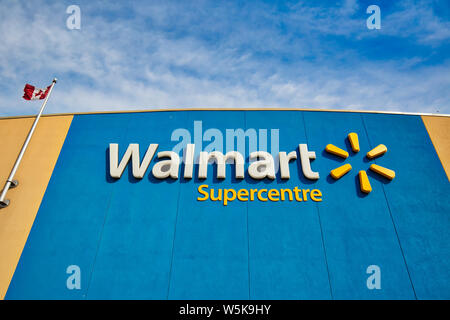 Toronto, Canada-June 19, 2019: Walmart ist der größte Einzelhändler der Welt. Walmart hat Kanada auf mehr als 400 Filialen bundesweit, die mehr gewachsen. Stockfoto
