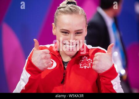 Lima, Peru. 29. Juli, 2019. Ellie Schwarz von Kanada gibt die Daumen oben nach dem Gewinn der Goldmedaille bei den Panamerikanischen Spielen künstlerischen Gymnastik Frauen rund um Finale bei Polideportivo Villa El Salvador in Lima, Peru. Daniel Lea/CSM/Alamy leben Nachrichten Stockfoto