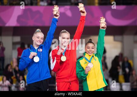 Lima, Peru. 29. Juli, 2019. Goldmedaillenträger Ellie Schwarz von Kanada ist der Silbermedaillengewinner Riley McCusker der Vereinigten Staaten und Bronzemedaille Gewinner Flavia Saraiva von Brasilien flankiert Ehrenkompanie der Gast aus dem Podium an der Pan American Games künstlerischen Gymnastik Frauen rund um Finale bei Polideportivo Villa El Salvador in Lima, Peru. Daniel Lea/CSM/Alamy leben Nachrichten Stockfoto