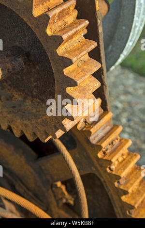Nahaufnahme auf die Verrosteten Zahnräder einer Maschine Stockfoto