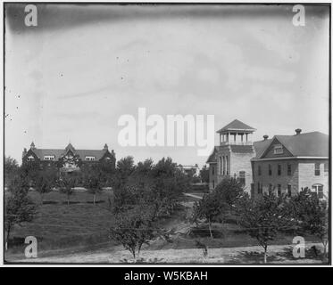 Campus von Haus 4, 1909; Umfang und Inhalt: Dieses Foto ist Teil einer Serie von Glasplatte negative durch die Chilocco Indian School Print Shop in der indischen Schule Journal zur Veröffentlichung verwendet werden. Stockfoto