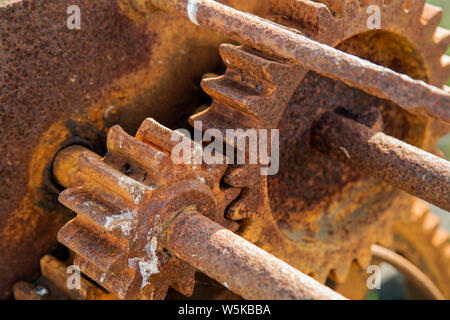 Nahaufnahme auf die Verrosteten Zahnräder einer Maschine Stockfoto