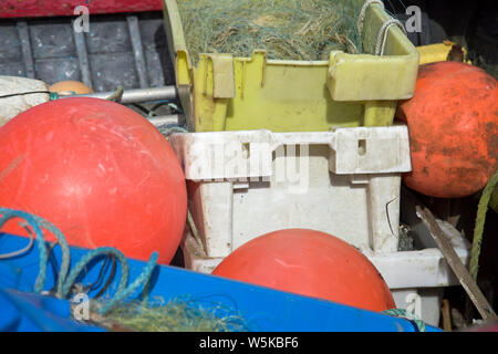 Eine Mischung aus Kunststoff Objekte in einem Fischerboot Stockfoto
