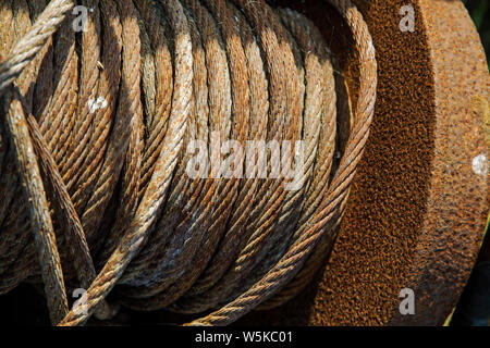 Rostigem Eisen Kabel auf einem Zylinder in der Nähe des Strandes Stockfoto