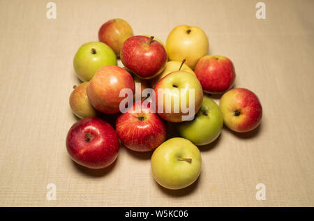 Grüne und rote Äpfel mit Slices auf weißem Hintergrund. Stockfoto