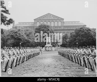 Zeremonie an der Statue von South American Patriot San Martin in Washington, DC Präsident Truman ist nicht an den Zeremonien. Dieses Foto zeigt die Entfernung der Zeremonie mit vielen Soldaten vor der Statue. Stockfoto
