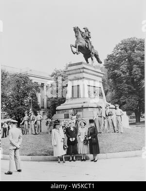 Zeremonie an der Statue von South American Patriot San Martin in Washington, DC Präsident Truman ist nicht an den Zeremonien. Dieses Bild zeigt vier unbekannte Frauen vor der Statue, möglicherweise die Ehefrauen der Argentinischen Würdenträger. Stockfoto