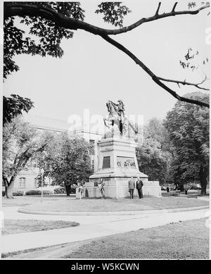 Zeremonie an der Statue von South American Patriot San Martin in Washington, DC Präsident Truman war nicht anwesend, während dieser Zeremonie. Dieses Bild zeigt zwei nicht identifizierte Männer vor der Statue. Stockfoto