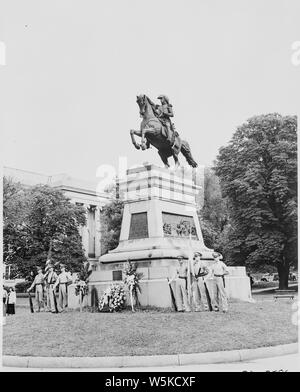 Zeremonie an der Statue von South American Patriot San Martin in Washington, DC Präsident Truman war nicht an der Zeremonie. Dieses Bild zeigt die Statue mit Soldaten und Kränze vor. Stockfoto