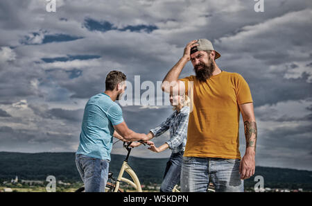 Jetzt ist sie dating mit einem anderen Kerl. Hipster bedauernd Gesicht vor paar in der Liebe. Hipster fühlt sich eifersüchtig und bedauernd. Man bedauern nicht fragte sie erlöschen. Sie sollte meine sein. Wie könnte ich sie gehen lassen. Stockfoto