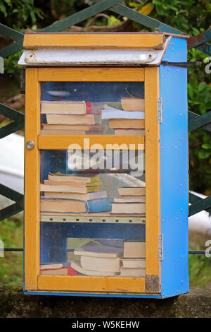 Große Stapel von Second Hand Bücher im Regal in Metallbox Stockfoto