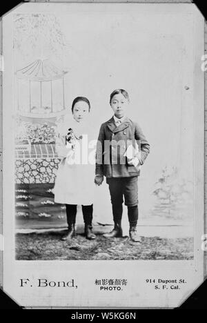 Chun Jan Yut, 14 Jahre alt, mit seiner Schwester, Chun Mew Sim; Umfang und Inhalt: Zusätzlich zu den Einträgen durch Bundesbehörden generiert, Einwanderungsbehörde investigative Case Files im Zusammenhang mit den Chinesischen Ausgrenzung (1882-1943) Häufig enthalten Dokumente, die von den Behörden als Beweis, wie einzelne und Familie Fotos gesammelt. Dies ist eine von 4 Fotos von Chun Jan Yut bei 1, 7, 14 und 22 Jahre alt. Stockfoto