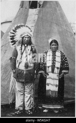 Zirkus Sarrasani - Zwei Sioux Indianer im nativen Kleid vor TEEPEE; Umfang und Inhalt: Post Card souviner des Zirkus Sarrasani. Die Beschriftung, die in Englischer und Deutscher Sprache, liest echten Sioux Indianer von Pine Ridge South Dakota. Sie sind in Europa mit Clarence Shultz, der berühmte Cowboy von marland Oklahoma USA Stockfoto