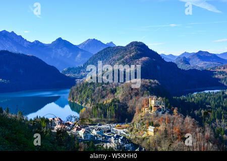 Alpsee und Schloss Hohenschwangau, Alpenlandschaft bei Füssen in Bayern, Deutschland. Stockfoto