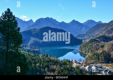 Alpsee und Schloss Hohenschwangau, Alpenlandschaft bei Füssen in Bayern, Deutschland. Stockfoto