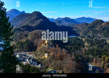 Alpsee und Schloss Hohenschwangau, Alpenlandschaft bei Füssen in Bayern, Deutschland. Stockfoto