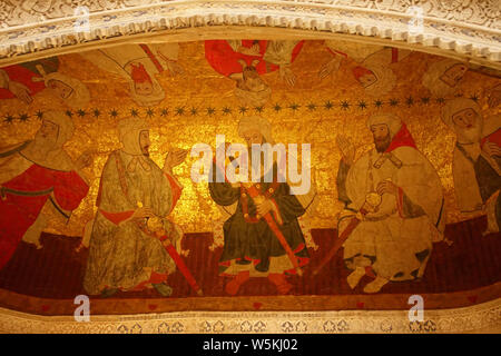 GRENADA, Spanien - 23.November 2018 - Vergoldete Fresko von Gericht leben in Alhambra, Granada, Spanien Stockfoto