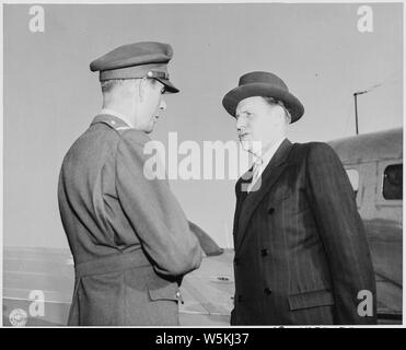 Oberst Maurry Jones, Kommandierender Offizier der amerikanischen Operationen an der Gatower Flughafen, Berlin, Deutschland, grüßt Herr Robert Murphy des US State Department, bei der Ankunft des Herrn Murphy für die Potsdamer Konferenz. Stockfoto