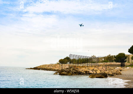 Panorama der französischen Riviera mit fliegendem Flugzeug in der Nähe der Stadt Nizza, Frankreich Stockfoto