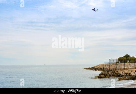 Panorama der französischen Riviera mit fliegendem Flugzeug in der Nähe der Stadt Nizza, Frankreich Stockfoto