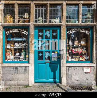 Gent, Flandern, Belgien - 21 Juni, 2019: Nahaufnahme von im Erdgeschoss des historischen kleinen Shop auf kraanlei Häuser Konditor Temmerman. Authentische candy von Stockfoto