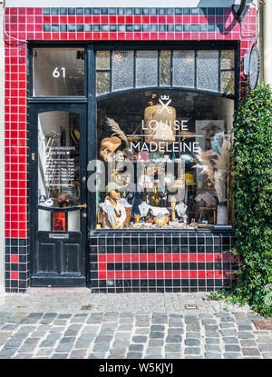 Gent, Flandern, Belgien - 21 Juni, 2019: Rot und Schwarz Fassade mit Anzeige von Louise und Madeleine vintage Store auf kraanlei. Einige grüne Folia Stockfoto