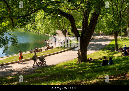 Montreal, CA - 1. Juli 2019: Menschen mit einem warmen Sommertag im La Fontaine Park. Stockfoto