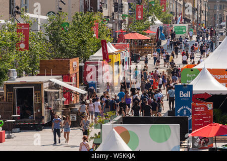 Montreal, CA - 27. Juli 2019: Menge sammeln im Quartier des Brillen am Place des Arts. Stockfoto