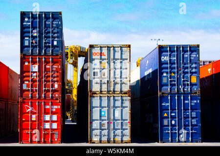 Liefer- Behältern in der Flinders Adelaide Container Terminal genommen Stockfoto
