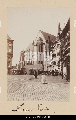 Dam gezien naar Nieuwe Kerk met links daarvan de Mozes en Aäronstraat naar de Nieuwezijds Voorburgwal en rechts de huizen Damm 2-6. Stockfoto