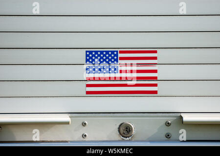 Aufkleber für eine amerikanische Flagge auf der Seite von einem Löschfahrzeug Stockfoto