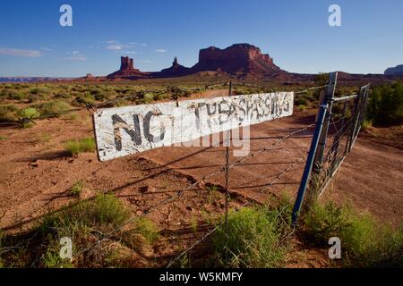 Kein Übertreten Zeichen auf Zaun im Monument Valley bei Sonnenuntergang Stockfoto