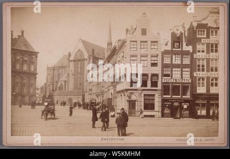 Dam gezien vanaf het Damrak naar de Nieuwe Kerk. Op De Hoek café Bisschop, Damrak 101. Stockfoto