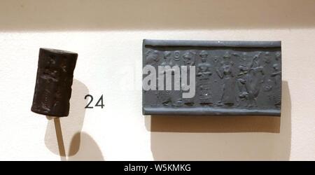 Die Zylinderdichtung mit Präsentation und zur Bekämpfung der Szene, altbabylonischen Zeit, C. 2000-1600 v. Chr. Stockfoto