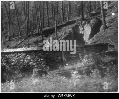 Schnitt an der Seite des Deiches auf harte Zeit Lode, Gesicht in Pegmatiten, während Seiten sind in Schiefer Stockfoto