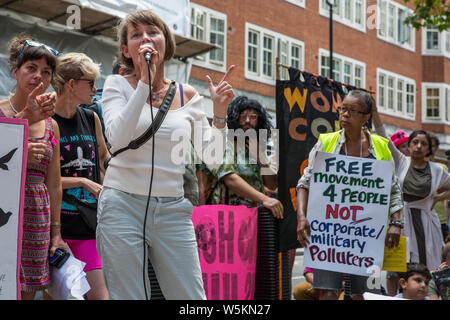 London, Großbritannien. 29. Juli, 2019. Aktivisten von der Macht, die alle afrikanischen Frauen Gruppe, Docs Zurückholen nicht Bullen, Lesben und Schwule unterstützen die Migranten und andere Gruppen protestieren außerhalb des Home Office ein Ende der Politik der Regierung "feindlichen Umwelt" zu verlangen. Credit: Mark Kerrison/Alamy leben Nachrichten Stockfoto
