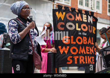 London, Großbritannien. 29. Juli, 2019. Aktivisten von der Macht, die alle afrikanischen Frauen Gruppe, Docs Zurückholen nicht Bullen, Lesben und Schwule unterstützen die Migranten und andere Gruppen protestieren außerhalb des Home Office ein Ende der Politik der Regierung "feindlichen Umwelt" zu verlangen. Credit: Mark Kerrison/Alamy leben Nachrichten Stockfoto