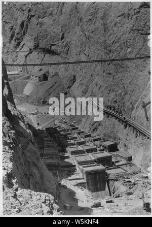 Dam site und Struktur wie ab Punkt auf Arizona Felge grob definiert durch Koordinatenpunkt N 31.000, W 48,700 gesehen. Blick stromabwärts. Hinweis hohe Laufsteg und den Bau der Eisenbahn trestle.; Umfang und Inhalt: Foto aus Band 2 einer Reihe von Fotoalben dokumentiert den Bau des Hoover Dam, Boulder City, Nevada. Stockfoto