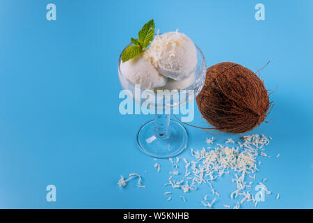 Kokosnuss Eis, drei Kugeln in einer Glasschale und Kokosnuss Stockfoto
