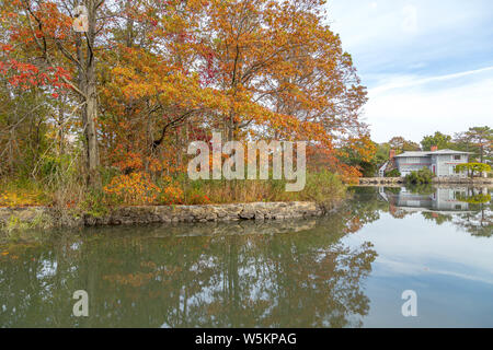 Larchmont, New York, USA - 19. Oktober 2013: Die Manor Park von Pergament, auf einem Herbst Landschaft mit ruhigen Wasser des Ozeans Stockfoto