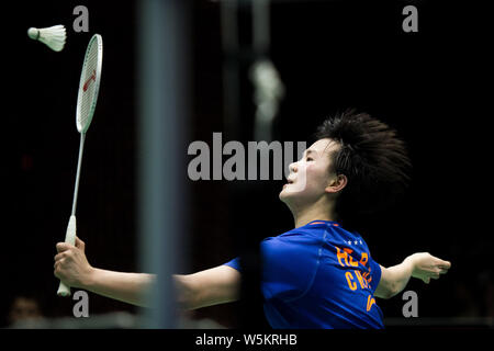 Er Bingjiao China liefert einen Schuß zu Akane Yamaguchi in Japan im Einzel der Frauen Finale während der 2019 Badminton Asien Meisterschaften in W Stockfoto