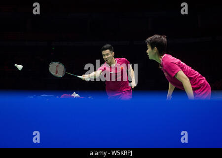 Er Jit und Du Yue aus China wieder einen Schuß zu Wang Yilyu und Huang Dongping von China in ihrem letzten Spiel der gemischten Doppel während der 2019 Badminton Stockfoto