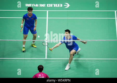 Wang Yilyu und Huang Dongping von China wieder einen Schuß zu er Jit und Du Yue aus China in ihrem letzten Spiel der gemischten Doppel während der 2019 Badminton Stockfoto